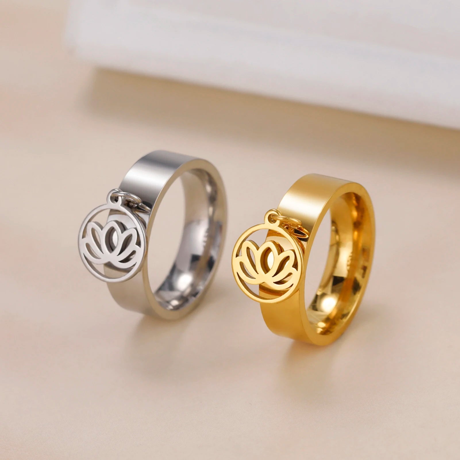 bague femme, bague acier inoxydable, bague avec pendentif, bijou femme moderne, bague fleur, bague feuille, bague patte d’araignée, bijou original femme, bague tendance, accessoire mode élégant