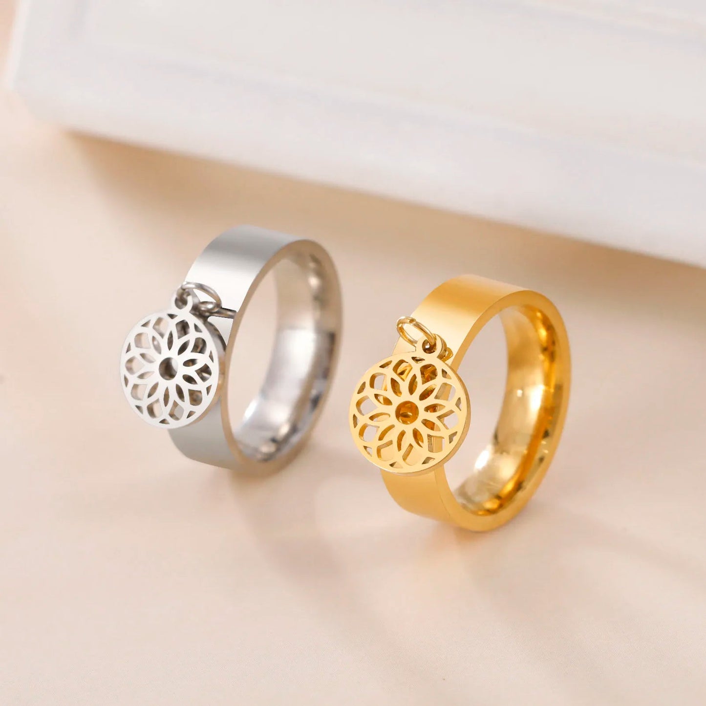 bague femme, bague acier inoxydable, bague avec pendentif, bijou femme moderne, bague fleur, bague feuille, bague patte d’araignée, bijou original femme, bague tendance, accessoire mode élégant