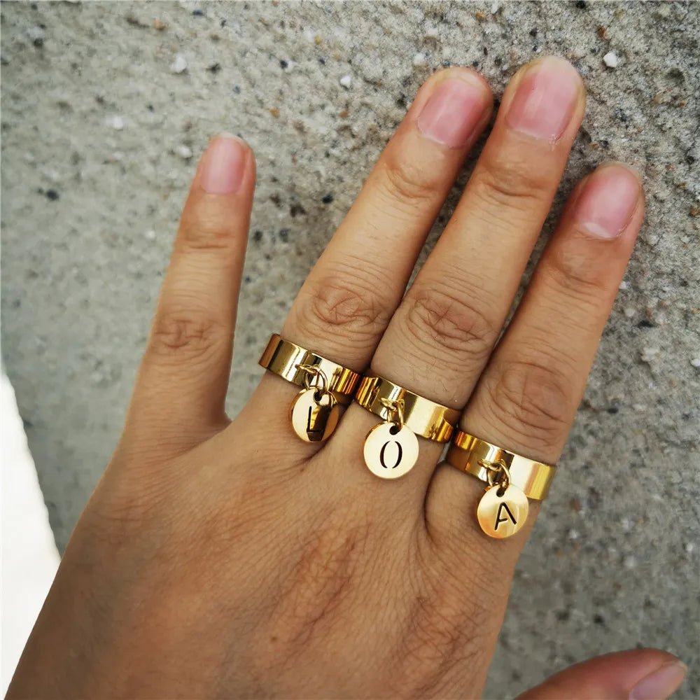 Bague Avec Un Pendentif Circulaire Ouvert Personnalisé Avec Lettre - Bijoux De Lune